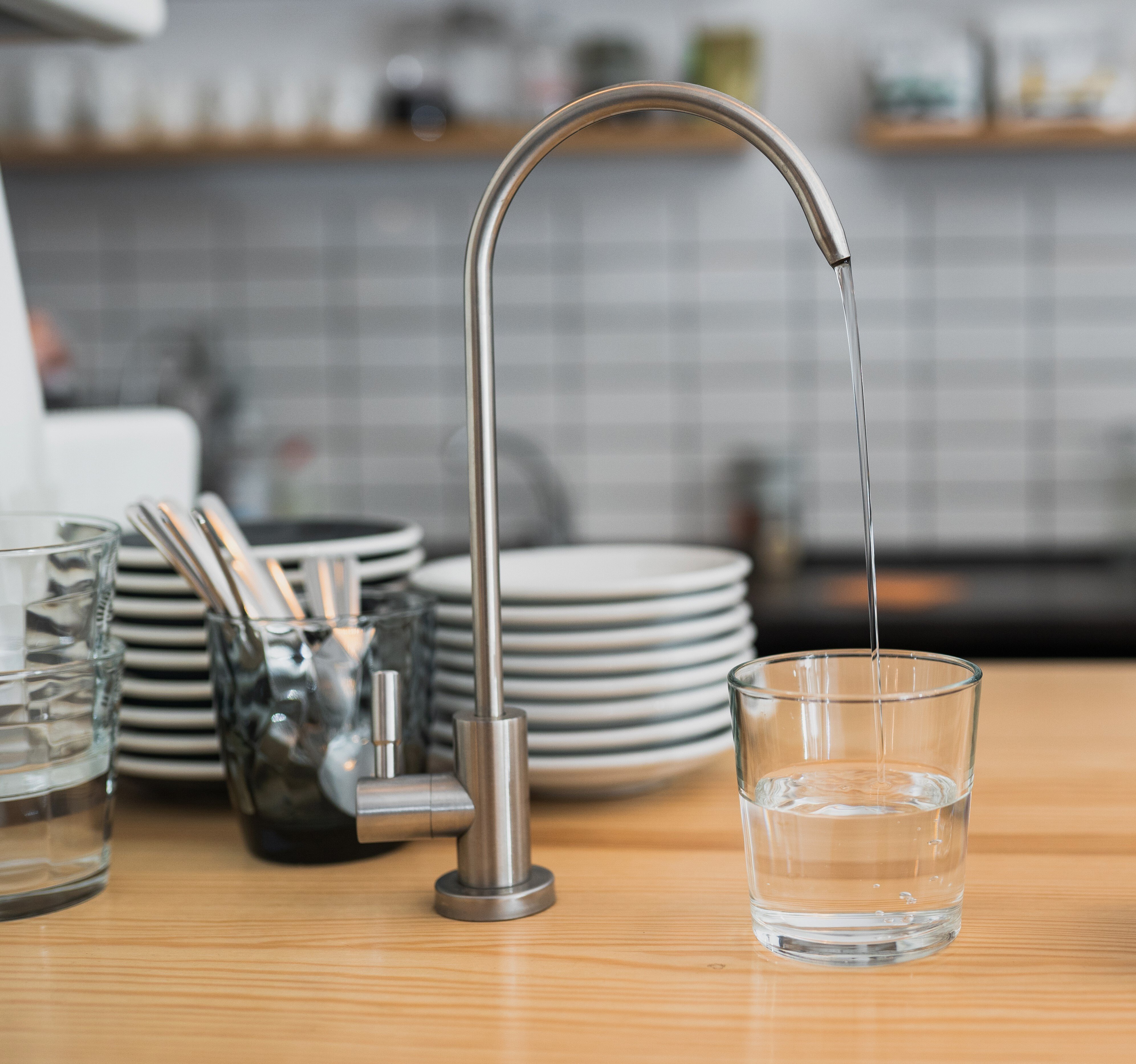 kitchen-countertop-sink-with-dishes(1)